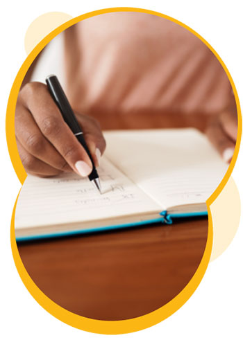 Quelqu'un écrit une liste dans un cahier