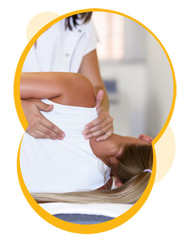 Une personne qui manipule l'épaule d'une autre personne